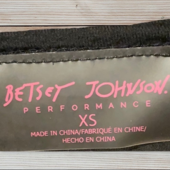 🖤💗💙 BETSEY JOHNSON PERFORMANCE “LOVE” TEE - Picture 3 of 6
